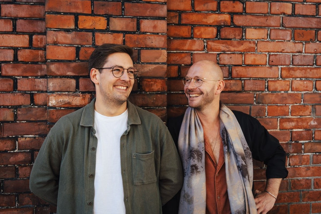 Die Gründer Konstantin Nobbe und Tobias Heitzer lachen 