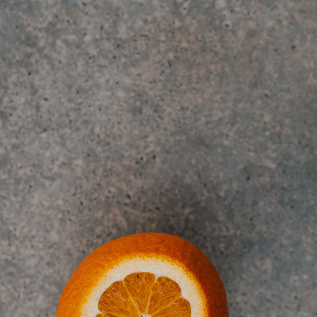 Aperitivo Orange auf grauem Beton 